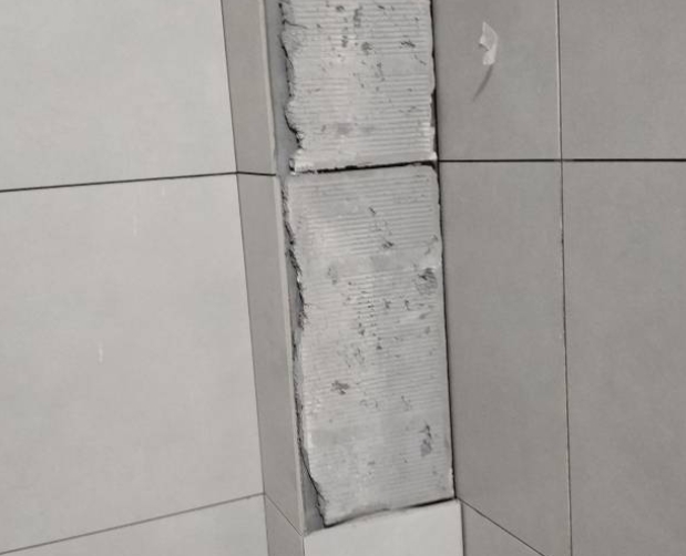 龙安瓷砖空鼓维修公司分享下瓷砖施工前基层浇水润湿程度不足，可能导致以下问题
